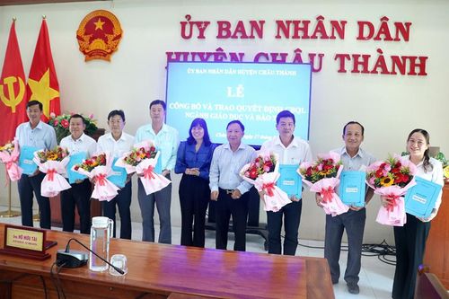 UBND huyện Châu Thành trao quyết định cán bộ quản lý ngành giáo dục và đào tạo