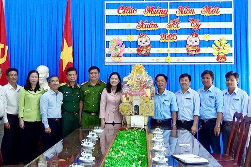 Chủ tịch UBMTTQVN tỉnh An Giang thăm và chúc Tết một số cơ quan, đơn vị, người có công