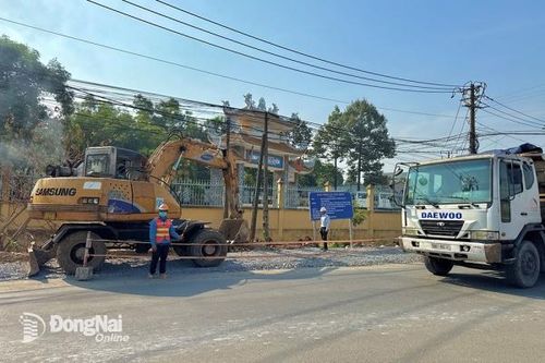 Gấp rút thi công để hoàn trả mặt đường đúng hạn