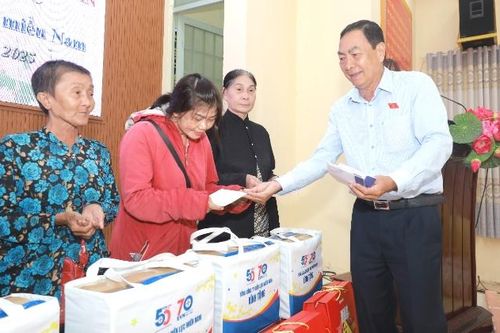 Đại biểu Quốc hội Phạm Văn Hòa và Tổng công ty điện lực miền Nam trao 60 phần quà Tết cho bà con tại TP Sa Đéc