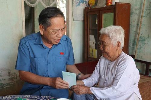 Thăm, chúc Tết tặng quà gia đình chính sách, người lao động