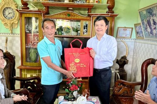 Phó Chủ tịch UBND tỉnh Nguyễn Hữu Quế thăm và chúc Tết người có công tại huyện Ia Grai