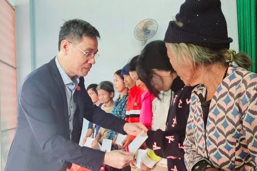 Tặng 30 suất quà Tết cho gia đình chính sách, hộ nghèo ở xã Đê Ar và Đăk Trôi