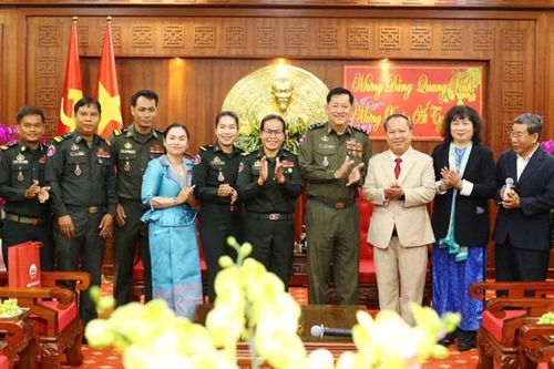 Lãnh đạo tỉnh tiếp các đoàn đại biểu Campuchia sang thăm, chúc Tết