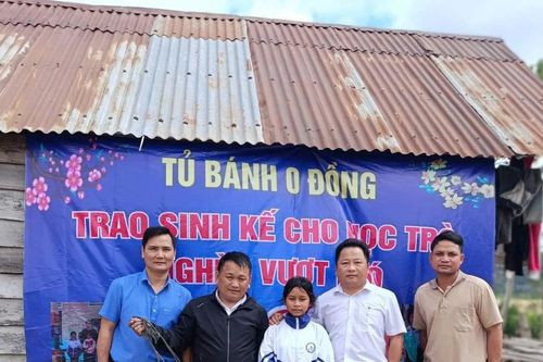 Tủ bánh mì 0 đồng trao sinh kế cho học sinh nghèo xã Pờ Tó