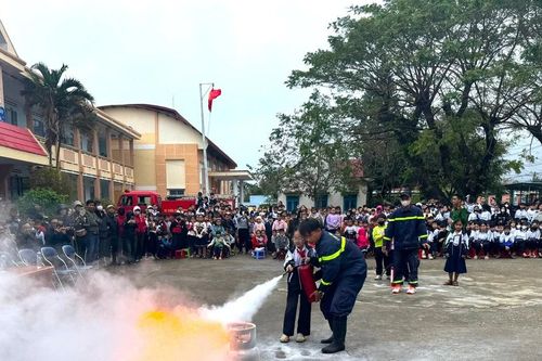 Thực tập phương án chữa cháy và cứu nạn cứu hộ tại Trường Tiểu học và THCS Phan Bội Châu