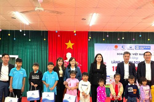 Đại biểu Quốc hội tỉnh Gia Lai tặng quà Tết cho trẻ em, người già có hoàn cảnh khó khăn