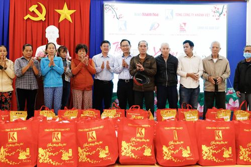 Tổng Công ty Khánh Việt và Báo Khánh Hòa trao 500 phần quà Tết tại xã Suối Cát và xã Suối Tân