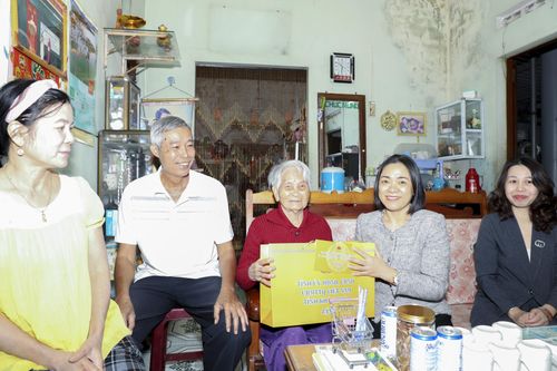 Thăm, chúc Tết gia đình có công trên địa bàn huyện Diên Khánh