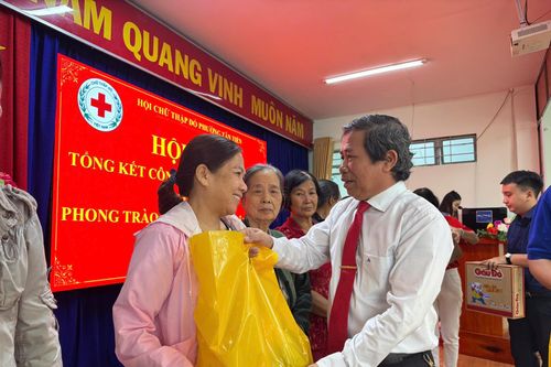 Trao tặng quà Tết cho người dân phường Tân Tiến