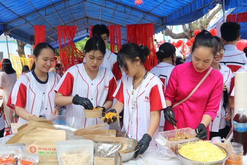 Trường THCS Thái Nguyên (TP. Nha Trang) tổ chức hội chợ 'Xuân quê hương'