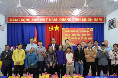 Ủy ban Kiểm tra Tỉnh ủy: Thăm, tặng quà, chúc Tết tại xã Sơn Hiệp nhân dịp Tết Nguyên đán Ất Tỵ 2025.