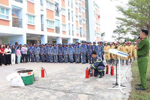 Lữ đoàn 101 phối hợp luyện tập phòng chống cháy nổ tại chung cư lữ đoàn