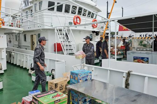 Chi đội Kiểm ngư số 4: Đồng hành với ngư dân bám biển xuyên Tết