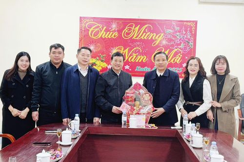 Công ty Cổ phần Cao su Lai Châu thăm và chúc Tết Báo Lai Châu