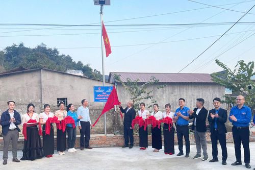 Khánh thành công trình 'Vinaphone thắp sáng quê em'