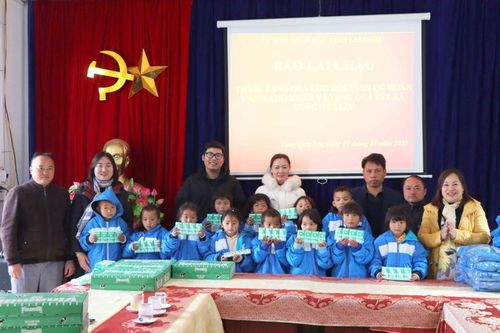 Báo Lai Châu thăm, tặng quà cho học sinh có hoàn cảnh khó khăn tại xã Tung Qua Lìn