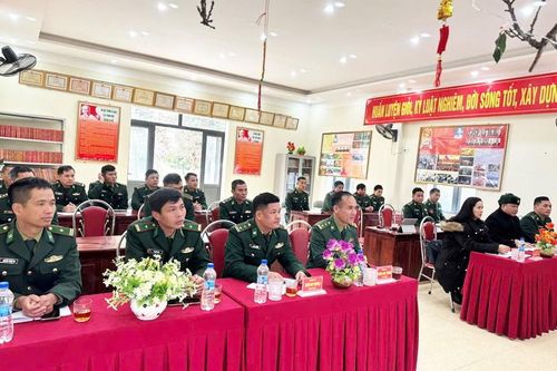Thăm, tặng quà và tiếp xúc cử tri chuyên đề với cán bộ, chiến sĩ Đồn Biên phòng Sì Lờ Lầu