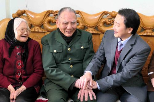 Chủ tịch Ủy ban MTTQ Việt Nam tỉnh Sùng A Hồ thăm và chúc tết tại huyện Tân Uyên