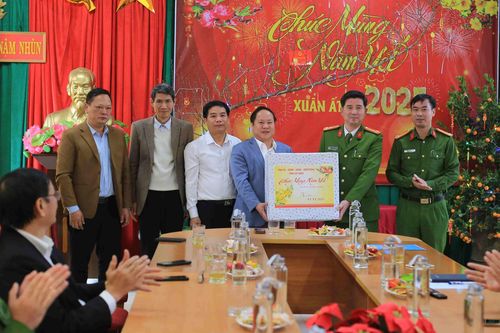 Phó Chủ tịch Thường trực UBND tỉnh Tống Thanh Hải thăm, tặng quà Tết tại huyện Nậm Nhùn