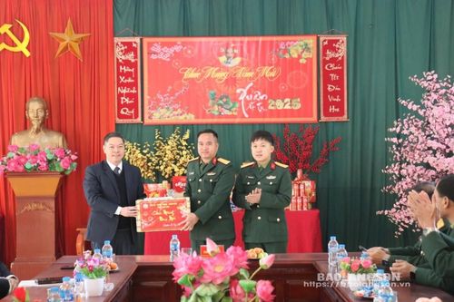 Lãnh đạo UBND tỉnh thăm, chúc tết các cơ quan, đơn vị lực lượng vũ trang, gia đình chính sách tại huyện Văn Quan