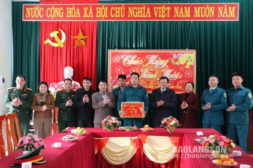 Lãnh đạo Ban Dân vận Tỉnh ủy thăm, tặng quà tết tại Văn Lãng