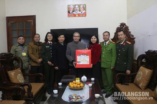 Đoàn công tác của thành phố Lạng Sơn thăm, chúc tết, tặng quà người có uy tín trên địa bàn
