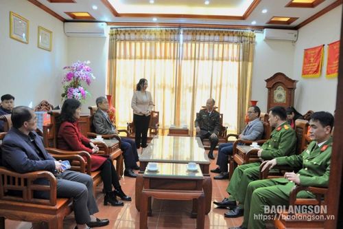 Đoàn công tác của tỉnh thăm, chúc tết một số cơ quan và gia đình chính sách trên địa bàn thành phố