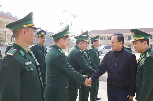 Đồng chí Hoàng Quốc Khánh, Phó Chủ tịch Thường trực UBND tỉnh thăm, tặng quà các đồn biên phòng tại Mường Khương