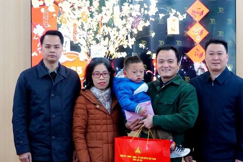 Đồng chí Giàng Quốc Hưng, Trưởng Ban Nội chính Tỉnh ủy chúc tết tại huyện Si Ma Cai