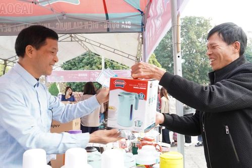 Hơn 700 triệu đồng tặng quà tết cho đoàn viên, lao động huyện Văn Bàn