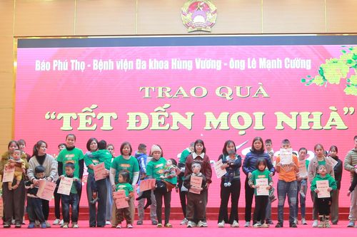 Trao quà Tết đến mọi nhà cho trẻ bại não