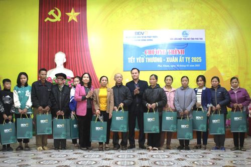 Hội Liên hiệp Phụ nữ tỉnh trao 180 suất quà 'Tết yêu thương - Xuân Ất Tỵ 2025'