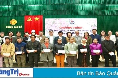 Chương trình 'Tết sum vầy, sẻ chia yêu thương' tết Ất Tỵ - 2025: Tặng 200 suất quà cho người dân gặp hoàn cảnh khó khăn ở huyện Cam Lộ