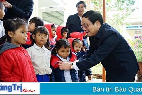 Đoàn Đại biểu Quốc hội tỉnh tổ chức chương trình 'Áo ấm cho em'