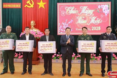 Đồng chí Chủ tịch UBND tỉnh kiểm tra, nắm tình hình và chúc Tết tại Đồn Biên phòng Cửa khẩu Lóng Sập
