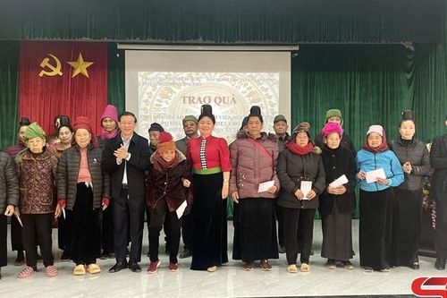 Chi hội Doanh nghiệp Thành phố tặng quà hộ nghèo