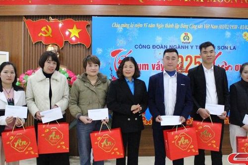Công đoàn ngành Y tế trao tặng 60 suất quà cho đoàn viên, người lao động