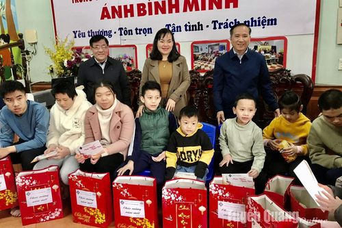 Tặng 35 suất quà cho người khuyết tật và trẻ mồ côi thành phố Tuyên Quang