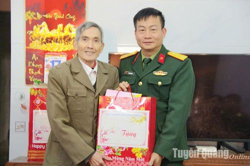 Lãnh đạo Quân khu 2 chúc Tết gia đình chính sách trên địa bàn tỉnh
