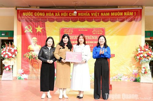 Tặng quà, học bổng cho học sinh có hoàn cảnh khó khăn xã Trung Minh