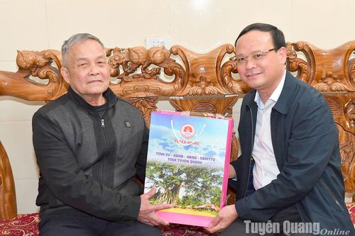 Phó Chủ tịch Thường trực UBND tỉnh Nguyễn Mạnh Tuấn thăm, tặng quà Tết người cao tuổi, người có công với cách mạng tại huyện Sơn Dương