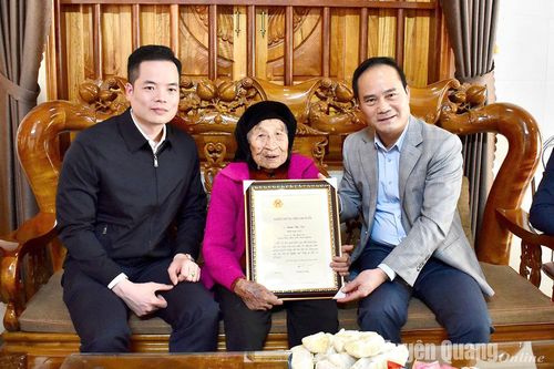 Đồng chí Hoàng Việt Phương thăm, tặng quà người có công và người cao tuổi trên địa bàn huyện Hàm Yên