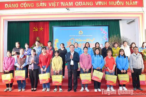 Trao 250 suất quà Tết cho đoàn viên, người lao động huyện Sơn Dương