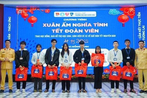 Trao học bổng, quà, vé xe về quê đón tết trị giá 180 triệu đồng