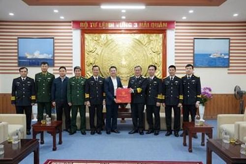 Lãnh đạo thành phố Huế thăm, chúc Tết Bộ Tư lệnh Vùng 3 Hải quân và Vùng cảnh sát biển 2