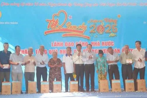 Phó Chủ tịch Quốc hội Nguyễn Đức Hải thăm, tặng quà gia đình chính sách, công nhân, người lao động có hoàn cảnh khó khăn tại Sóc Trăng
