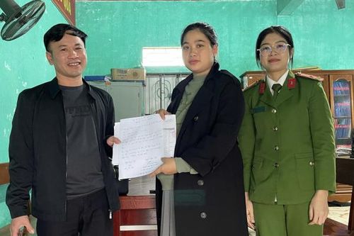 Công an thị trấn Lộc Hà hỗ trợ công dân trả lại 1,7 tỷ đồng chuyển nhầm