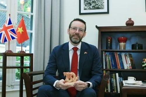 Đại sứ Anh Iain Frew gửi lời chúc mừng năm mới Ất Tỵ 2025