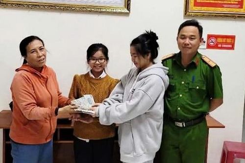 Nhặt được ví tiền, 3 học sinh, sinh viên trình báo Công an xã tìm trả người bị mất
